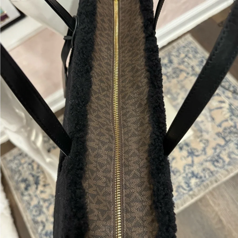 Michael Kors tote clasp
